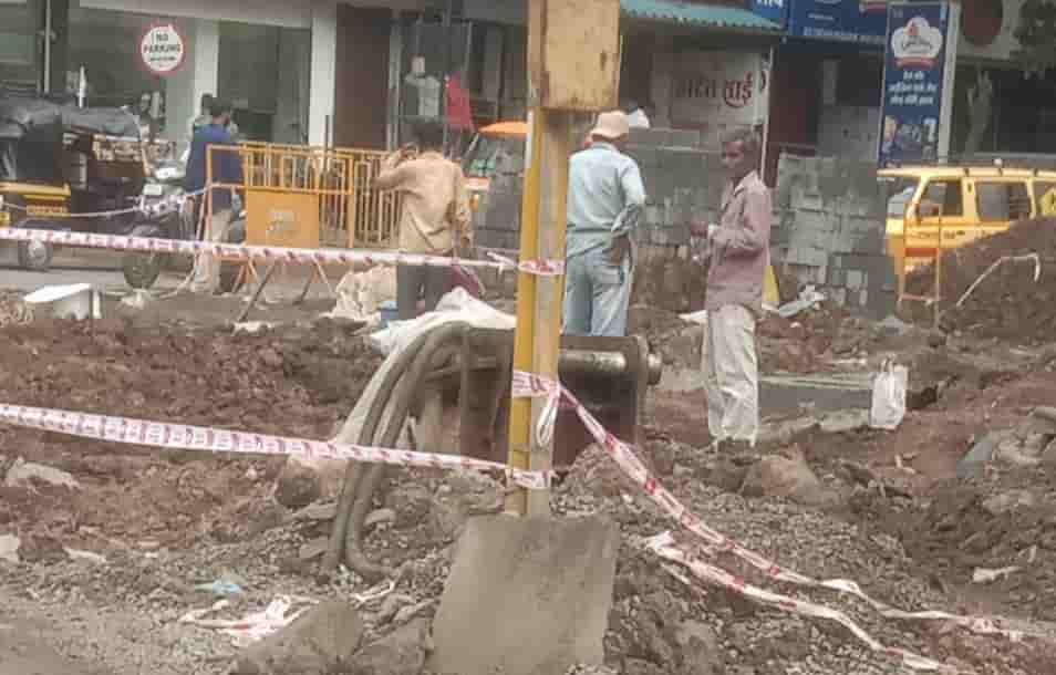 पालिकेचे काम म्हणजे वराती मागून घोडे; चक्क पावसाळ्यात काढलंय गटाराचं काम..