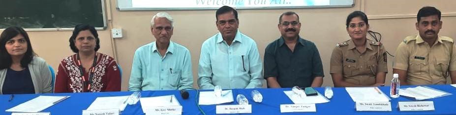 मोबाईल धारधार ब्लेडसारखे; एक कृती महागात पडू शकते - पोलीस निरीक्षक संजय तुंगार...
