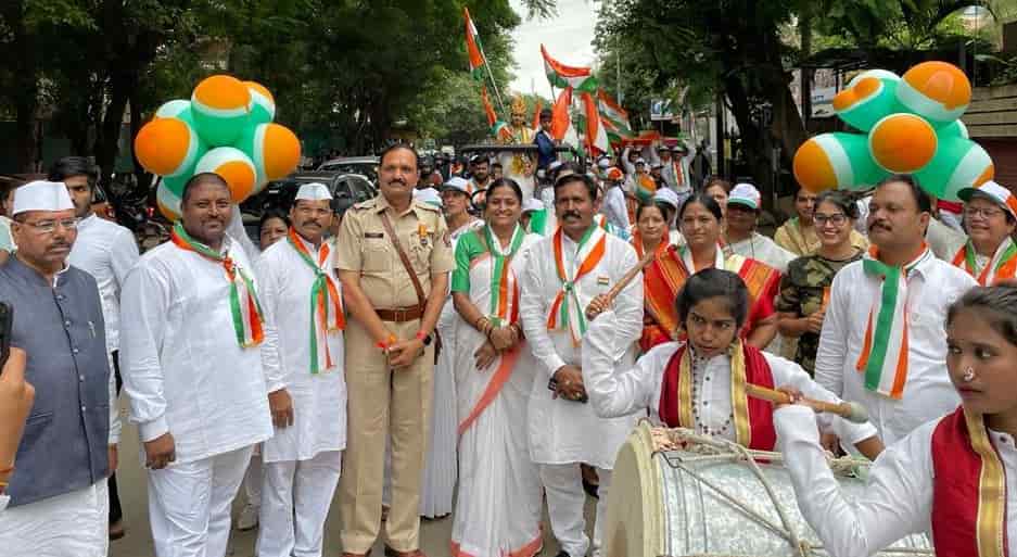 पिंपळे सौदागर येथील ''तिरंगा सन्मान यात्रेला'' भरभरून प्रतिसाद; नागरिकांकडून पुष्पवृष्टी अनं स्वागत..