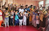 ओम साई ग्रुपच्या वतीने क्रांतिवीरांच्या माहिती पुस्तिकेचे विद्यार्थ्यांना वाटप..