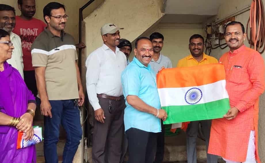 चिखली, जाधववाडी, कुदळवाडी, मोशीत मोफत तिरंगाध्वजाचे वाटप..