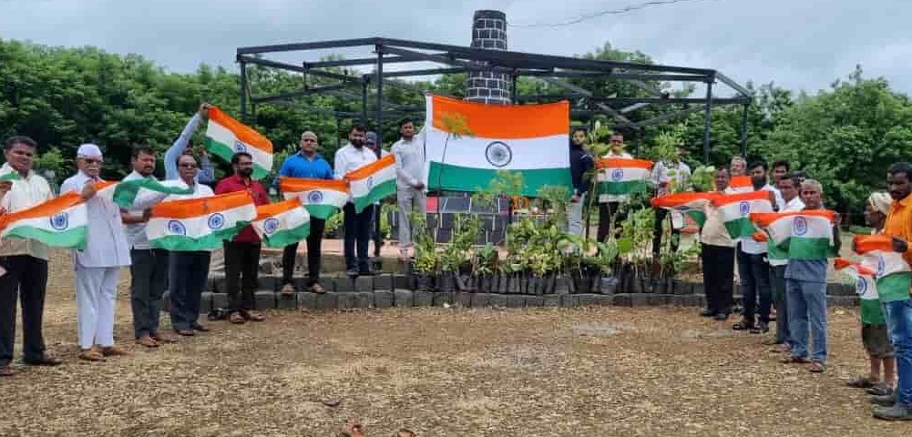 मराठवाडा जनविकास संघातर्फे एक हजार वृक्षांची लागवड, विद्यार्थ्यांना ध्वज वाटप...