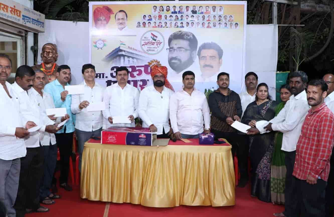 वृक्षमित्र अरूण पवार यांच्या वाढदिवसानिमित्त गरजूंना मदत...