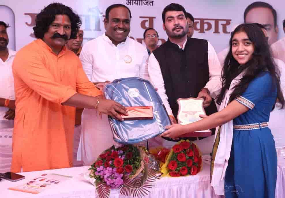 सचिन साठे सोशल फाउंडेशनच्या वतीने अभिनेते तरडे आणि बानगुडे यांच्या हस्ते विद्यार्थ्यांचा गौरव...