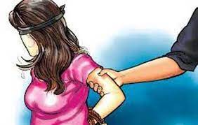 कामावर पुन्हा घेण्यास नकार दिल्याने वीस वर्षीय तरुणाकडून महिलेचा विनयभंग...