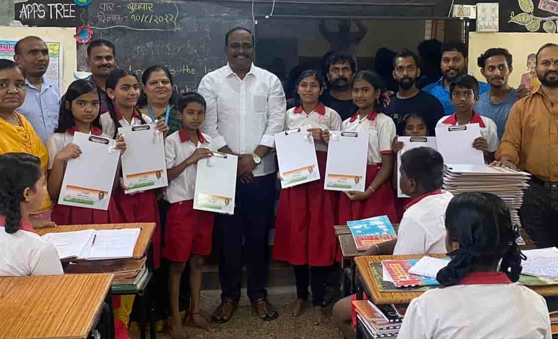 स्वातंत्र्याच्या अमृत महोत्सवी वर्षानिमित्त विद्यार्थ्यांना मिठाई व शालेय साहित्य वाटप..