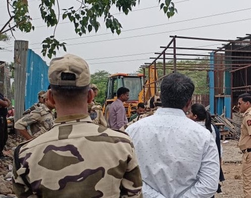 रावेतमध्ये अनधिकृत व्यवसायिक पत्राशेडवर पालिकेची कारवाई...