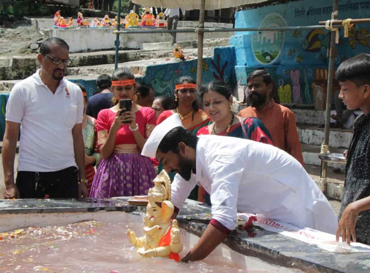 'गणपती बाप्पा मोरया.. मंगलमुर्ती मोरया' च्या जयघोषात घरगुती बाप्पांना भावपूर्ण निरोप...