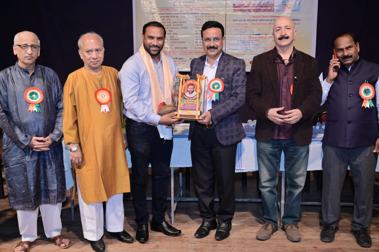 आपला आवाजचे मुख्य संपादक अतुल परदेशी ' मराठवाडा पत्रकारीता रत्न ' पुरस्काराने सन्मानित...