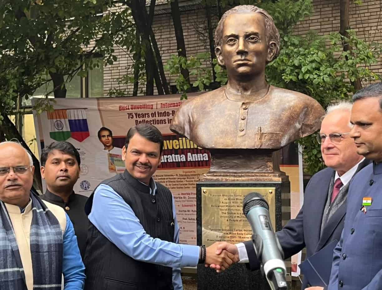 लोकशाहीर अण्णाभाऊ साठे यांच्या पुतळ्याचे झाले रशियातील मॉस्कोत लोकार्पण..