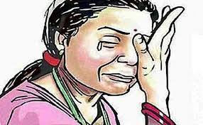 महिलेच्या घरात घुसून पट्ट्याने मारहाण अनं विनयभंग...
