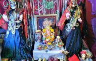 शहरात घरातल्या सुवासिनींकडून वाजत गाजत गौराईची पूजा अनं स्वागत...