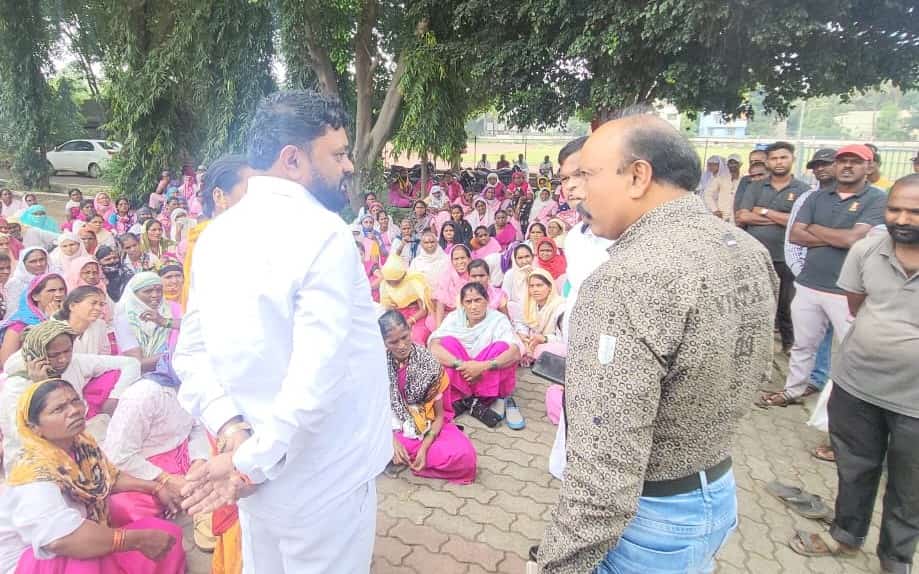 पालिकेच्या कंत्राटी सफाई कामगारांना बारा हजार रुपये बोनस..