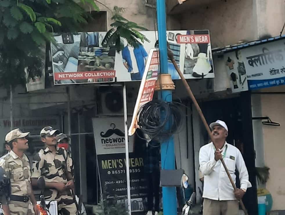 रहाटणीत विजेच्या खांबावरील फ्लेक्सवर कारवाई..