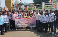 '' द्या आमच्या रोजगाराची हमी, बंद करा गुजरातची गुलामी ''