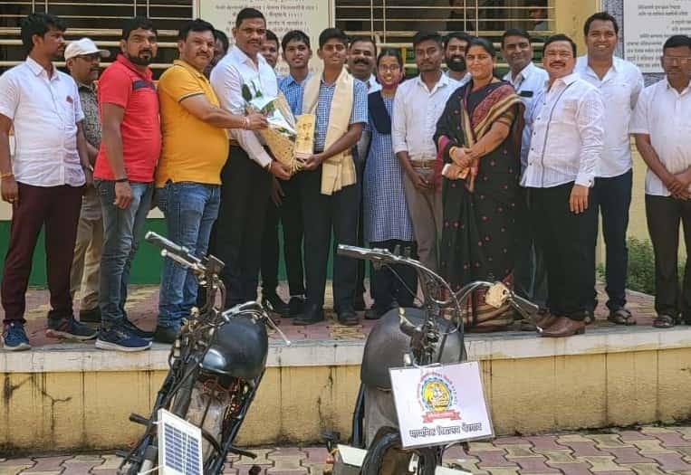 सौरऊर्जेवरील ई-बाईकची निर्मिती करणाऱ्या विद्यार्थ्यांचे शकंर जगताप यांच्याकडून कौतुक...