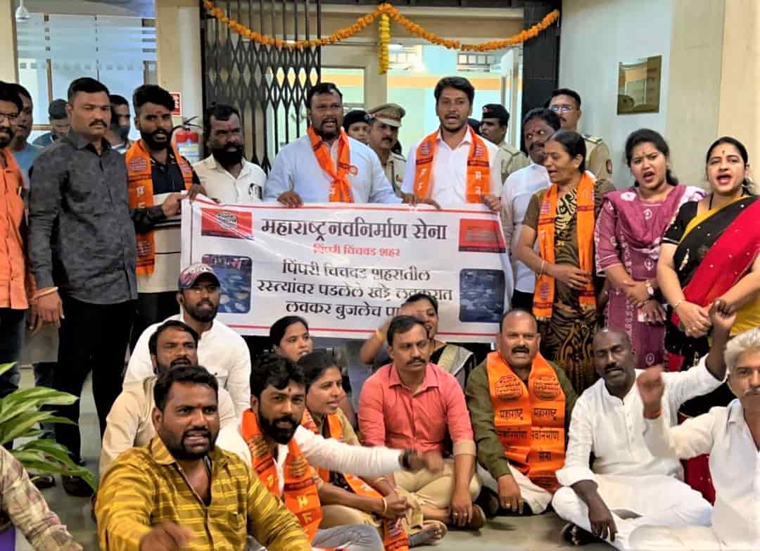 रस्त्यांच्या डागडुजीकडे दुर्लक्ष; शहर मनसेचे आयुक्तांच्या दालनाबाहेर आंदोलन...