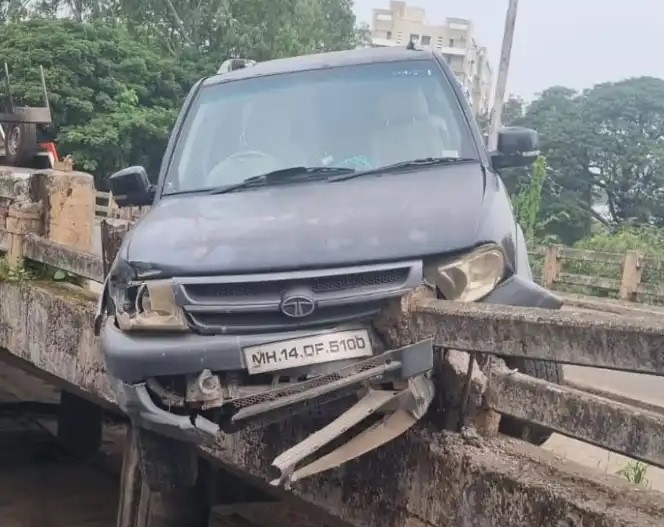 पिंपरीतील इंदिरा गांधी उड्डाणपुलावर विचित्र अपघात; गाडी कठड्याला धडकली...