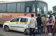 शिवशाही बसची कार तसेच दुचाकीला धडक..