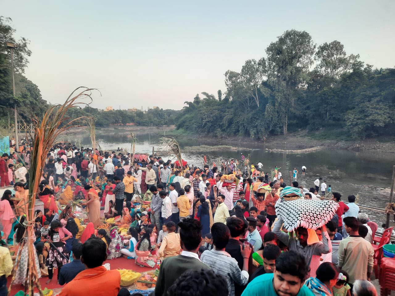 चिंचवडच्या पवना घाटावर उत्तर भारतीयांचा छठपूजा उत्सव दिमाखात साजरा..