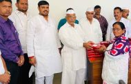 साफसफाई, ड्रेनेज, पोलीस आणि विद्युत कर्मचाऱ्यांना मिठाई वाटप..