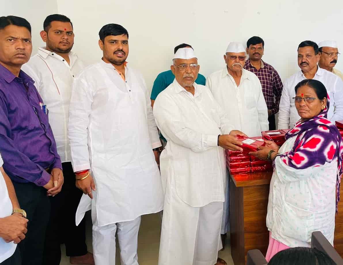 साफसफाई, ड्रेनेज, पोलीस आणि विद्युत कर्मचाऱ्यांना मिठाई वाटप..