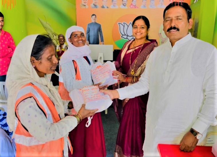 भाजपच्या कुंदाताई भिसे यांची पोलीस बांधव आणि आरोग्य कर्मचाऱ्यांसोबत दिवाळी साजरी..