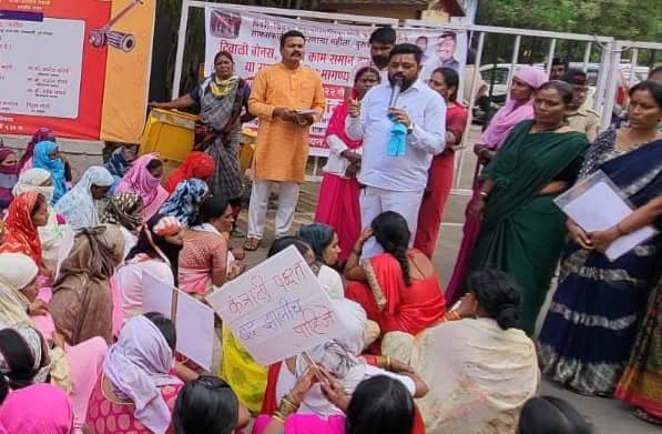 बोनस व इतर मागण्यांसाठी सफाई कामगारांचे महापालिकेसमोर आंदोलन..
