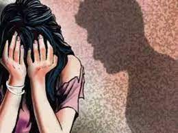 स्वतःचे लग्न लपवून चाळीस वर्षीय व्यक्तीकडून तरुणीवर अत्याचार..