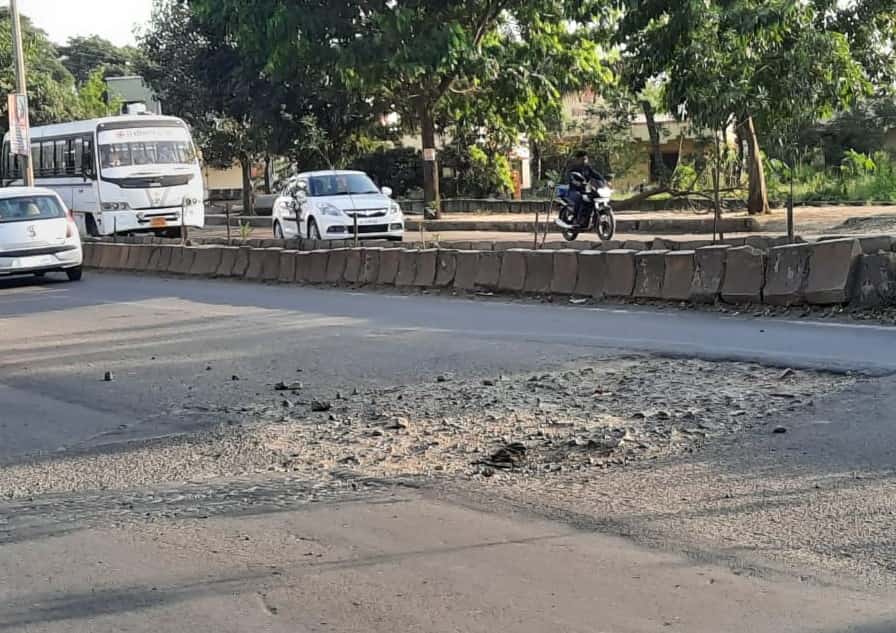 तळवडे रस्त्यावरील खड्यांमुळे वाहनचालक हैराण..