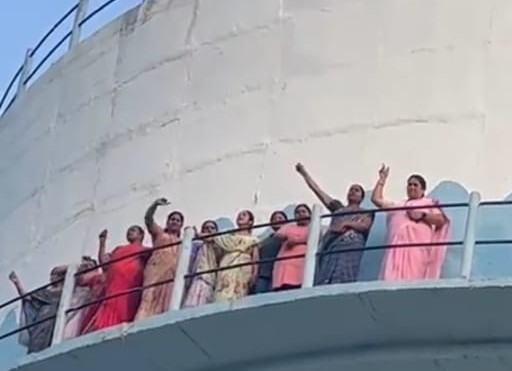 चऱ्होलीत पाण्यासाठी माजी नगरसेविकेचे टाकीवर चढून शोलेस्टाईल आंदोलन...