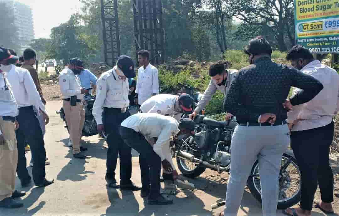 पिंपरी-चिंचवड पोलिसांच्या वाहतूक शाखेकडून २०० बुलेटवर कारवाई..