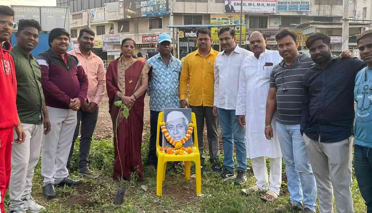 शहर काँग्रेस पर्यावरण विभागातर्फे नेहरू जयंती निमित्त आकुर्डीत वृक्षारोपण...