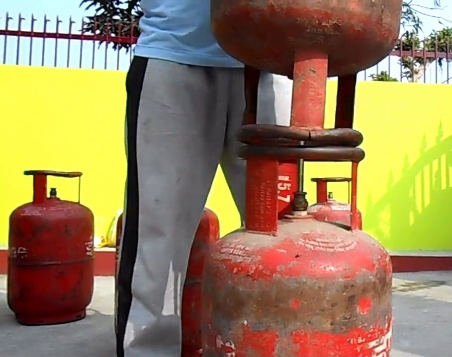 भोसरीत धोकादायक गॅस रिफिलिंगप्रकरणी एकावर गुन्हा दाखल...