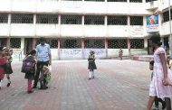 उशिरा का होईना विद्यार्थ्यांच्या चेहऱ्यावर फुलले हास्य...