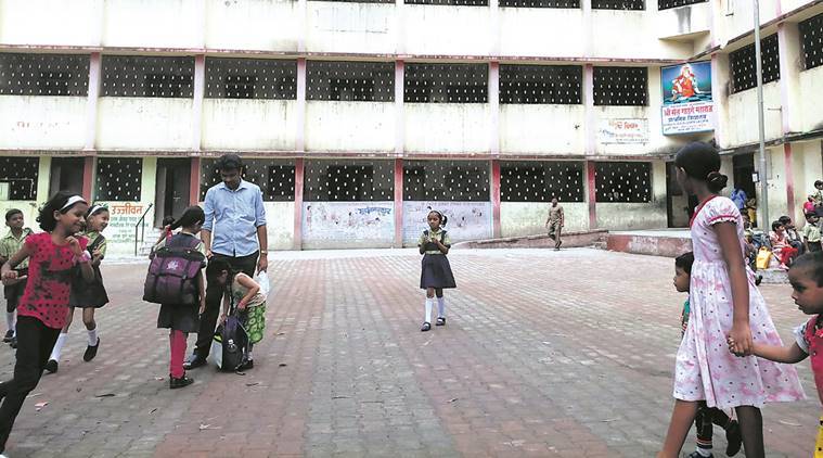 उशिरा का होईना विद्यार्थ्यांच्या चेहऱ्यावर फुलले हास्य...