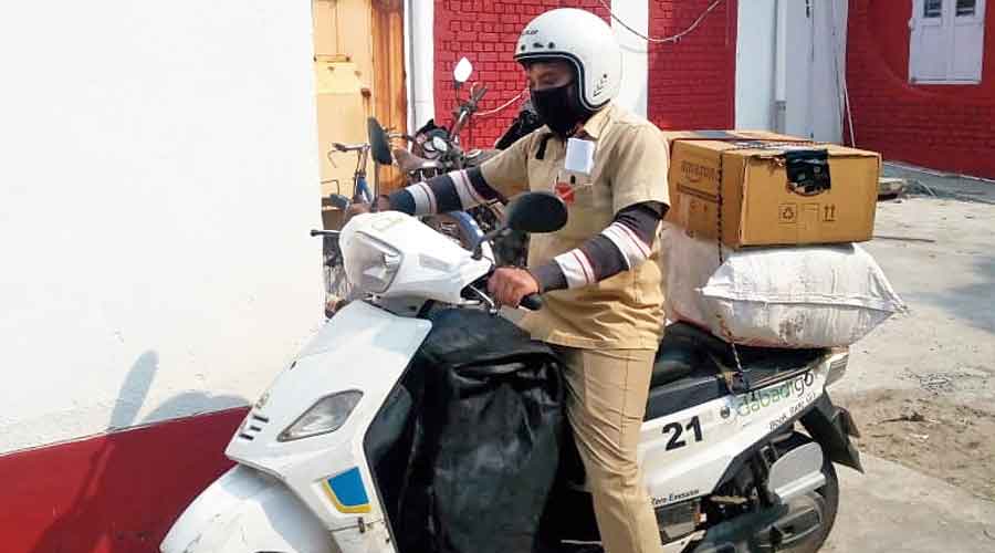 चिंचवड पोस्ट कार्यालयाला टपाल विभागाकडून सात ई-बाइकचे वितरण...