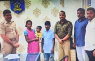 आई पेन विकत होती अनं वडील वडापाव आणायला गेले होते..