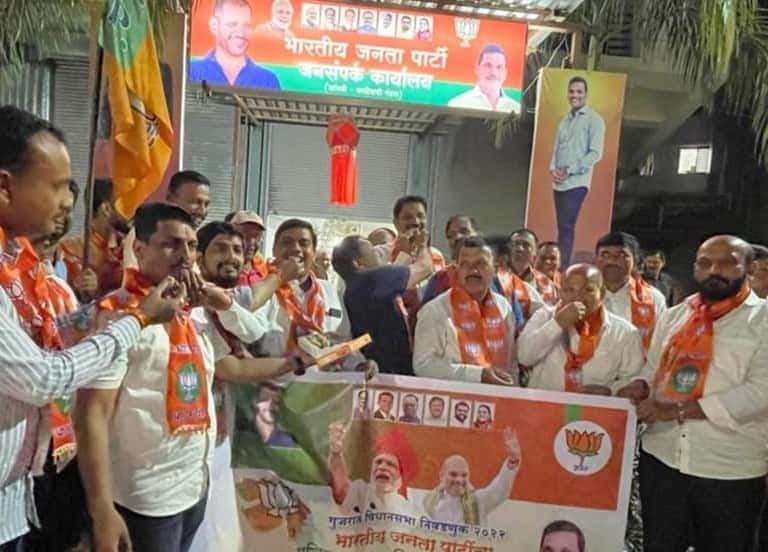 गुजरातमधील विजयाचा भाजपकडून जल्लोष; नागरिकांना पेढे वाटून आनंद साजरा...