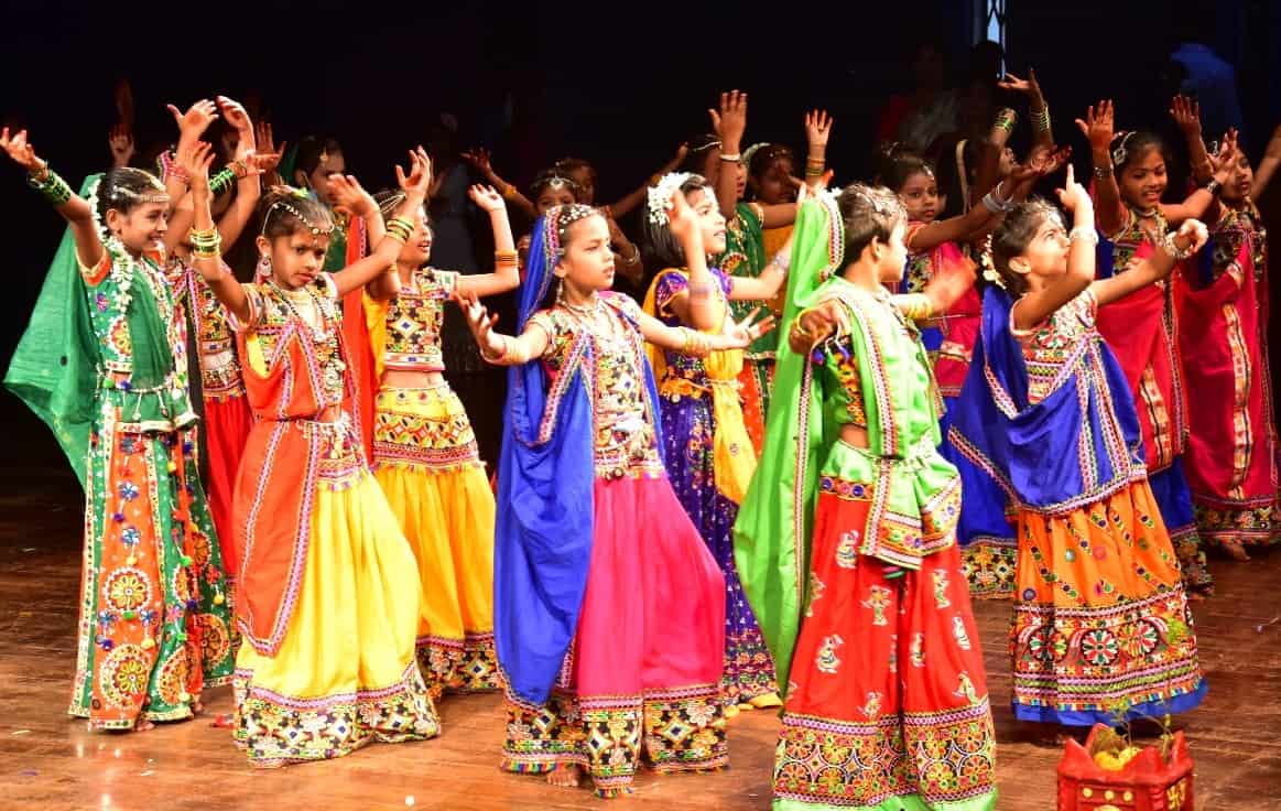 नृत्यगीतांमधून घडविले भारतीय संस्कृतीचे दर्शन..