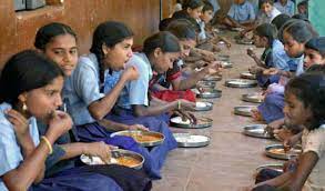 महापालिका शाळेतील विद्यार्थ्यांच्या खिचडीत काचा, प्लास्टिकचे तुकडे आणि अळ्या..
