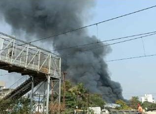 पांढरकरनगर येथील रेल्वे पटरीजवळील अगरबत्तीच्या कंपनीला भीषण आग...