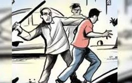 ' रोड तुम्हारे बाप का है क्या?' म्हणत ट्रक ड्रायव्हरकडून लोखंडी टॉमीने मारहाण...