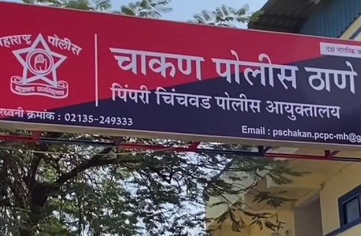 पोलीस ठाण्याच्या गेटवर तरुणांचा दंगा; जमावावर गुन्हा दाखल...