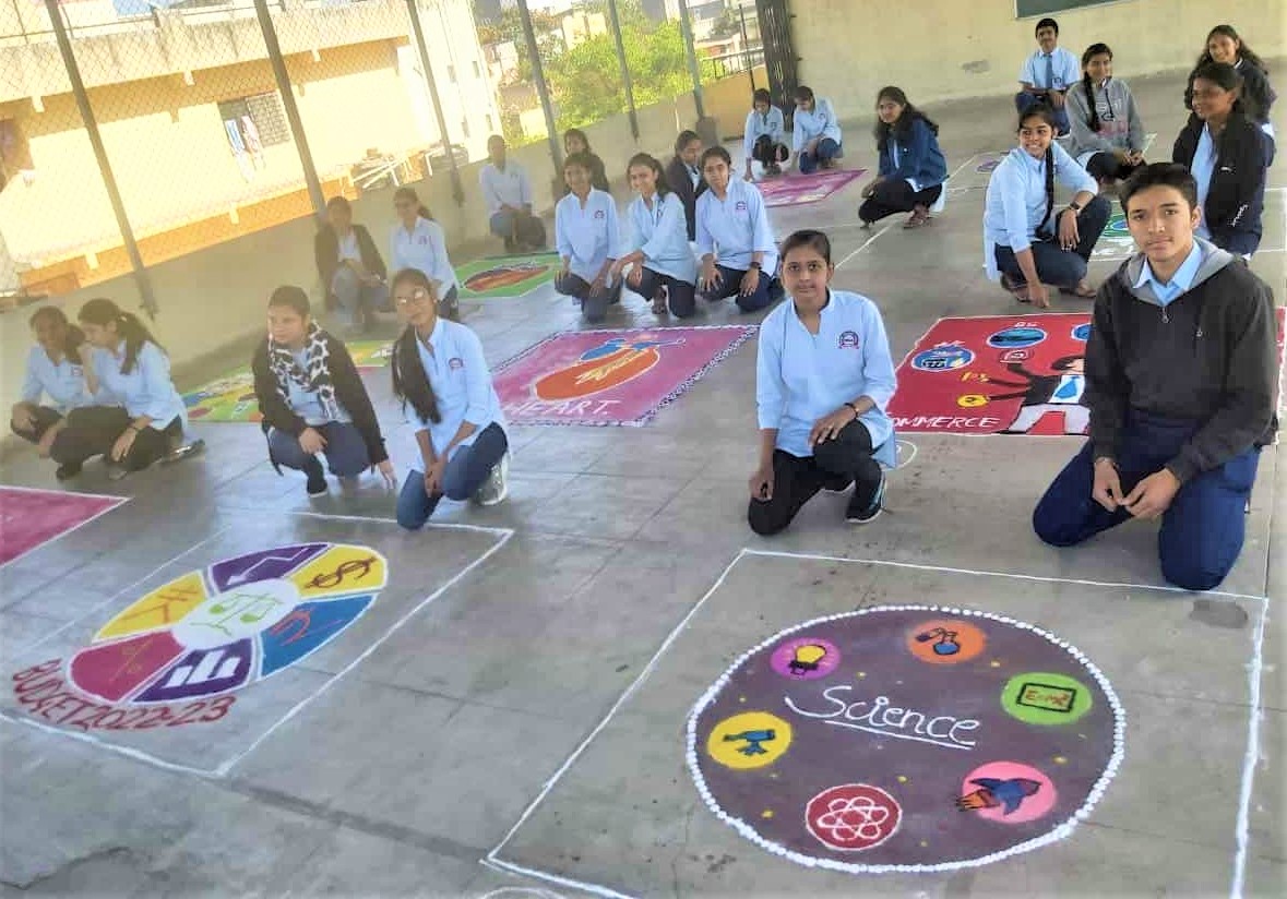 विज्ञान व वाणिज्य विषयावर विद्यार्थ्यांची अनोखी रांगोळी स्पर्धा...
