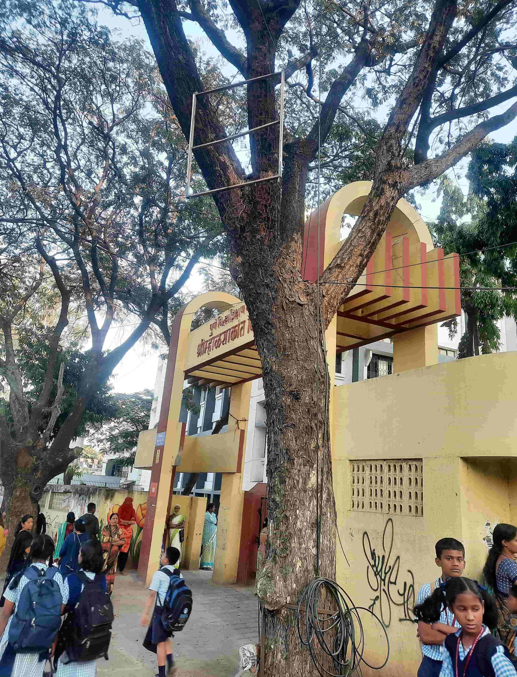 आकुर्डीतील म्हाळसाकांत शाळेच्या गेटबाहेरील तो सांगाडा दुर्घटनेच्या प्रतीक्षेत..