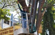 आकुर्डीतील म्हाळसाकांत शाळेच्या गेटबाहेरील तो धोकादायक बोर्ड हटविला..