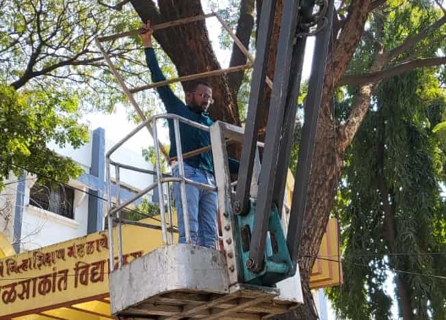 आकुर्डीतील म्हाळसाकांत शाळेच्या गेटबाहेरील तो धोकादायक बोर्ड हटविला..