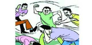टेरेसवरुन बाटली डोक्यात हाणली; जाब विचारल्याने पती पत्नीला लोखंडी रॉडने मारहाण...
