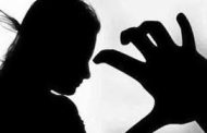 आईच्या मित्राकडून आईसमोरच मुलीचा विनयभंग; कोणाला सांगितल्यास फाशी घेण्याची धमकी...